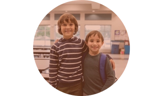Dos niños en área escolar