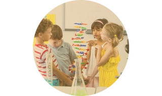 Niños en laboratorio escolar