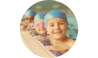 Niños en piscina en clase de natación