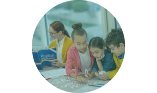 Niños en clase de inglés