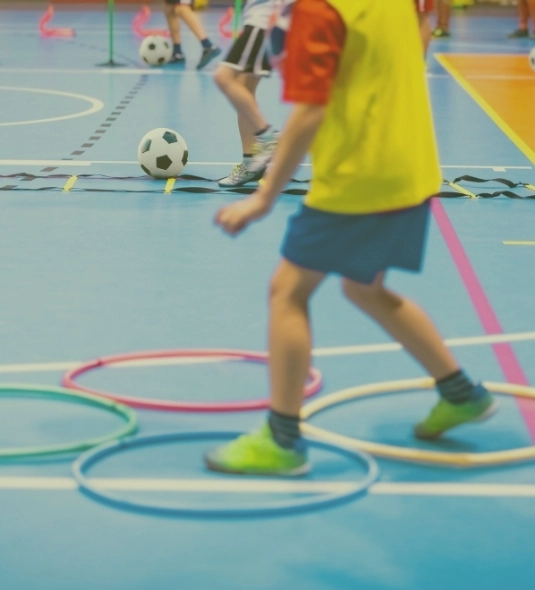 Niños haciendo deporte en area deportiva interior
